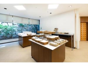 una cocina con encimera con cestas de comida en The OneFive Okayama - Vacation STAY 41839v en Okayama