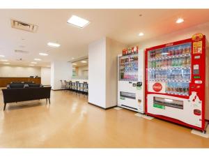 ein Zimmer mit zwei Verkaufsautomaten in einem Geschäft in der Unterkunft The OneFive Okayama - Vacation STAY 41839v in Okayama