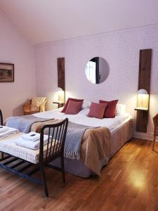 sypialnia z dużym łóżkiem i lustrem w obiekcie Disponentparken Café och Bed & Breakfast w mieście Grängesberg