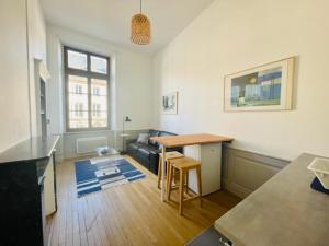 ein Wohnzimmer mit einem Sofa und einem Tisch in der Unterkunft Appartement Petit Messier in Senones
