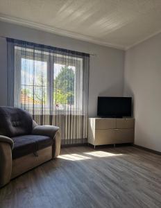 un salon avec un canapé et une télévision à écran plat dans l'établissement White House Apartman Budapest, à Budapest