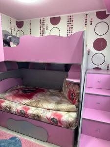 Letto a castello rosa in camera da letto femminile di Apartament CASA ALEXIA a Botoşani