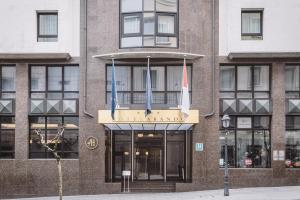 un edificio con dos banderas delante en Hotel Abando, en Bilbao