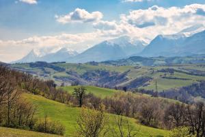 a green field with mountains in the background at B&B Villa Pilotti in Penna San Giovanni