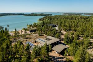 una vista aérea de una casa con un lago en Seaview villa with jacuzzi, en Töfsala