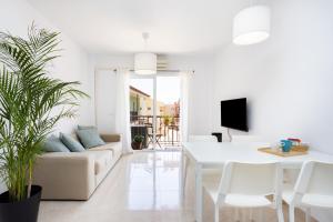 uma sala de estar com um sofá e uma mesa em Home2Book La Brisa Caletillas Beach em Candelaria