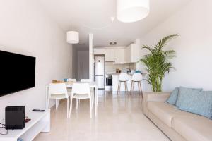 uma sala de estar branca com um sofá e uma mesa em Home2Book La Brisa Caletillas Beach em Candelaria