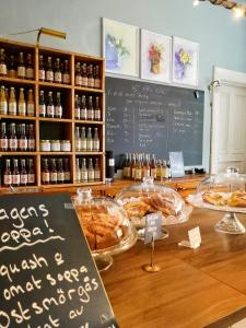 a bakery with a counter with some food and drinks at Disponentparken Café och Bed & Breakfast in Grängesberg