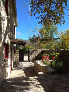 a stone walkway next to a building at Estia Tsialiki in Kato Pedina