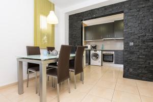 a kitchen and dining room with a table and chairs at Rentalmar Montroig Natura in Miami Platja