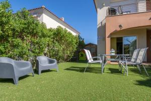 a group of chairs and a table on a lawn at Rentalmar Montroig Natura in Miami Platja