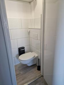 W niewielkim pokoju znajduje się łazienka z toaletą. w obiekcie White House Apartman Budapest w Budapeszcie