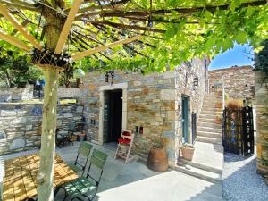 un patio in una casa in pietra con un albero di Puli Stone Houses a Doğanbey
