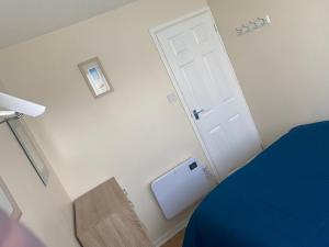 En eller flere senge i et værelse på MaterMolly Hemsby Chalet Hire 240 Belle aire beach road Hemsby NR29 4HZ + 14 billeder