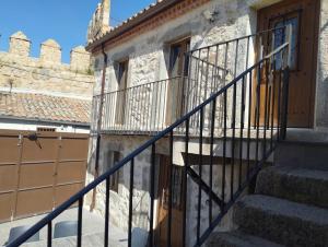 una rampa di scale che conduce a una porta di un edificio di Casas del Castillo, 2 ad Ávila