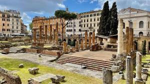 una vista de las ruinas de la antigua ciudad en Warm Charming Apartment in Campo de Fiori, en Roma