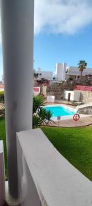uma vista para uma piscina a partir de uma varanda em El Cardenal em Playa del Cura