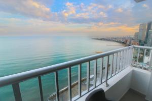 uma vista para o oceano a partir da varanda de um condomínio em Apartamentos Palmetto - Frente al Mar em Cartagena das Índias