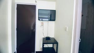 TV a/nebo společenská místnost v ubytování Hotel Discovery Inn