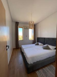 sypialnia z dużym łóżkiem z białą pościelą w obiekcie Villa, piscine sans vis à vis et hammam privé. w mieście Agadir Toudras
