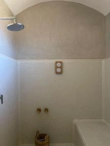 La salle de bains est pourvue d'une douche et d'une horloge murale. dans l'établissement Villa, piscine sans vis à vis et hammam privé., à Agadir Toudras