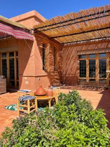 un patio avec une table et des chaises et un bâtiment dans l'établissement Villa, piscine sans vis à vis et hammam privé., à Agadir Toudras