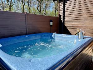 a jacuzzi tub sitting on the side of a house at Stags Head Lodge in Felton