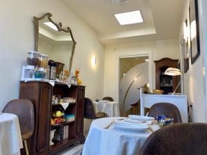 jadalnia ze stołem i lustrem w obiekcie Alloggi Be Deluxe w mieście Isernia