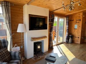 Televiisor ja/või meelelahutuskeskus majutusasutuses Stags Head Lodge