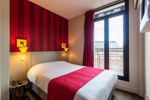 トゥールーズにあるホテル ドゥ フランスのベッドルーム1室(ベッド1台付)、赤いカーテン付きの窓が備わります。