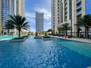 ドバイにあるSunny Sky 2 bedrooms apartment with pool view Meera towerの高層ビルが立ち並ぶ都市の大型スイミングプール