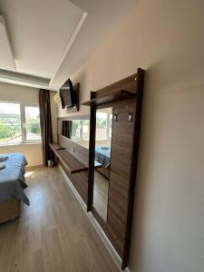 1 dormitorio con espejo grande en la pared en Hotel Twenty, en Antalya