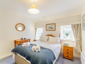 a bedroom with a bed with towels on it at Victoria Cottage in Kettlewell