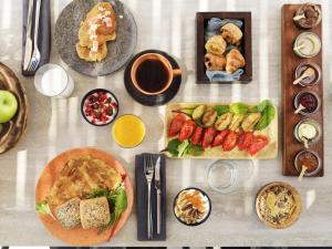 un tavolo con molti piatti di cibo sopra di Ezio Bo Luxury Living a Mykonos Città