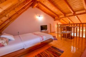 TV a/nebo společenská místnost v ubytování Villa Green Oasis
