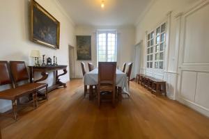 - une salle à manger avec une table et des chaises dans l'établissement Large castle with garden near Caen, 