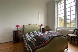 - une chambre avec un lit doté d'une couette dans l'établissement Large castle with garden near Caen, 