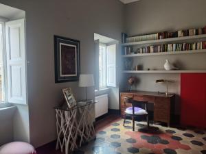 Habitación con escritorio, silla, mesa y ventana. en Warm Charming Apartment in Campo de Fiori, en Roma