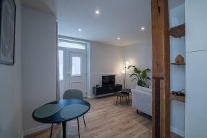 - un salon avec une table et un canapé dans l'établissement The Adour - Apartment 42 m, à Vic-en-Bigorre