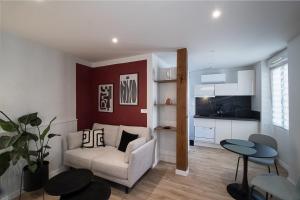 uma sala de estar com um sofá e uma mesa em The Adour - Apartment 42 m em Vic-en-Bigorre