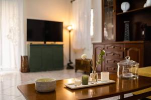 Ariadne's Retreat في Oikhalía: غرفة معيشة مع طاولة عليها زهور