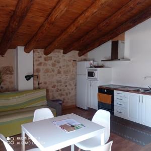 Casa Tropiet في بيسييت: مطبخ وغرفة طعام مع طاولة وكراسي