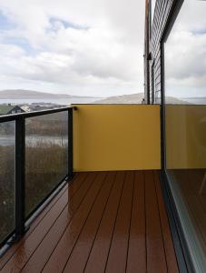 una vista desde el balcón de una casa en New 2BR Apartment / Sea View, en Tórshavn