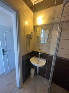 uma casa de banho com um lavatório e um espelho em Hotel Twenty em Antália