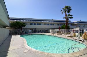 בריכת השחייה שנמצאת ב-Motel 6-North Palm Springs, CA - North או באזור