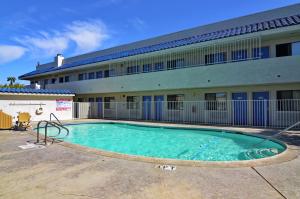 Bazén v ubytování Motel 6-North Palm Springs, CA - North nebo v jeho okolí