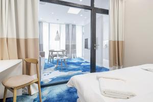 ein Hotelzimmer mit einem Bett und einem Esszimmer in der Unterkunft VacationClub - Boulevard Residence Apartament 1 in Ustronie Morskie