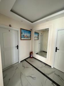 una habitación vacía con espejo y puerta en Hotel Twenty en Antalya