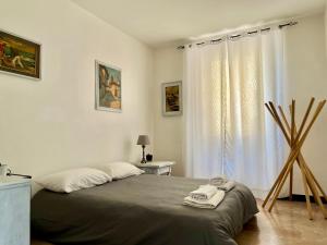 Un dormitorio con una cama grande y una ventana en Home Dolce Casa Apartment en La Spezia