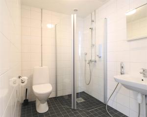 Koupelna v ubytování Forenom Aparthotel Helsinki Herttoniemi + 37 fotografií